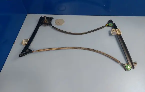 Rear door manual window regulator