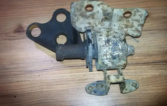 Mazda 323 Engine mount bracket
