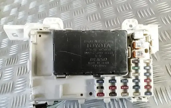 Toyota Corolla E120 E130 Fuse module 8264102060 MB2323008531