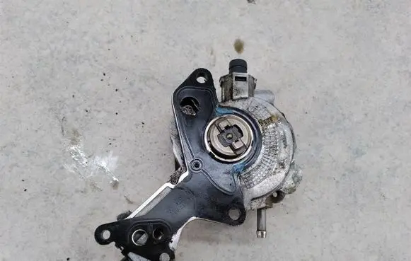 Volkswagen Jetta V Vacuum pump 038145209N