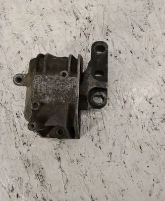 Volkswagen PASSAT B6 Engine mount bracket 3618372