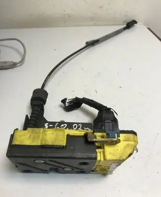 Volvo S60 Front door lock 30663041