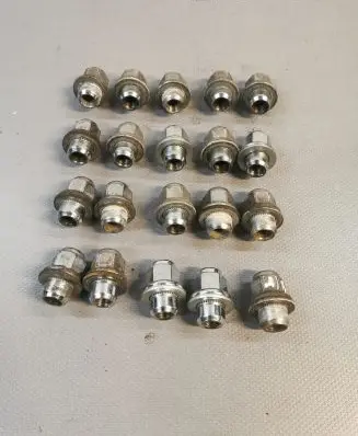 Toyota Avensis T270 Nuts/bolts 