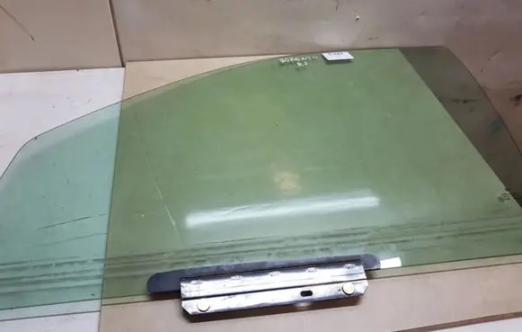 KIA Sorento Front door window glass four-door