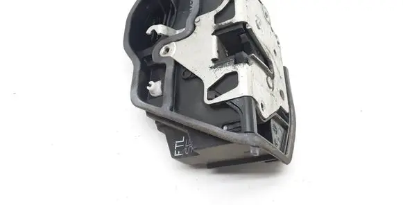 BMW X3 E83 Front door lock 7202143