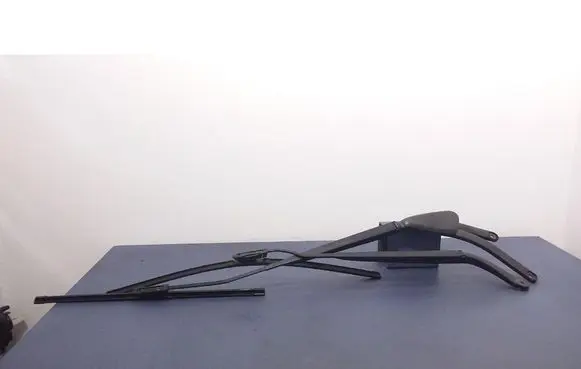 Front wiper blade arm