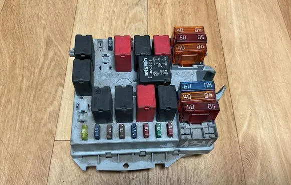 Alfa Romeo 147 Fuse module 51742420 31403