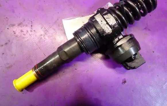 Audi A4 S4 B6 8E 8H Fuel injector 