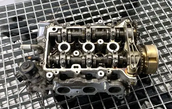Toyota Aygo AB40 Engine head 