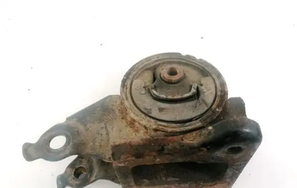 Nissan X-Trail T30 Engine mount bracket