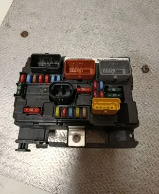Peugeot 207 Fuse module 9664997780