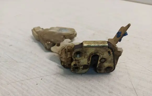 Nissan Terrano Front door lock