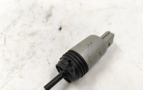 BMW 1 E82 E88 Windscreen/windshield washer pump 6934159 23557610