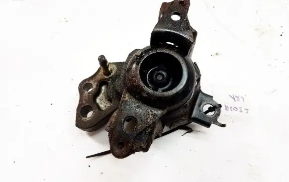 Toyota Yaris Engine mount bracket