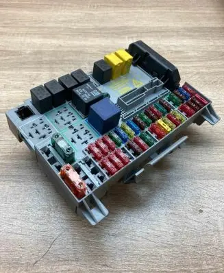 Opel Zafira A Fuse module 90589965