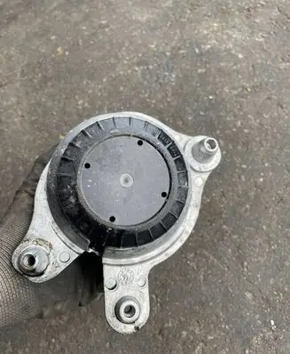 Mercedes-Benz C W205 Engine mount bracket A2052406717 ZGS001