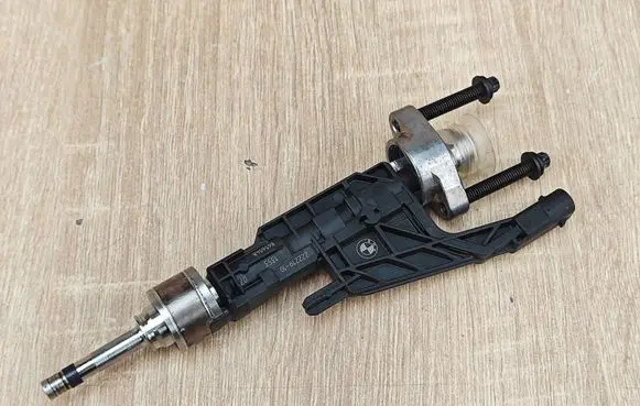 BMW 5 G30 G31 G38 Fuel injector 8656548