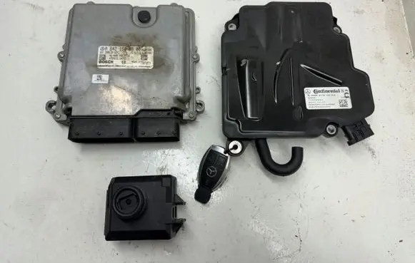 Mercedes-Benz CLS C218 X218 Engine ECU kit and lock set A0002701852