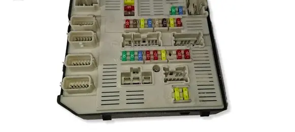 Renault Megane III Fuse module 284B68372R 519339501 9630039019