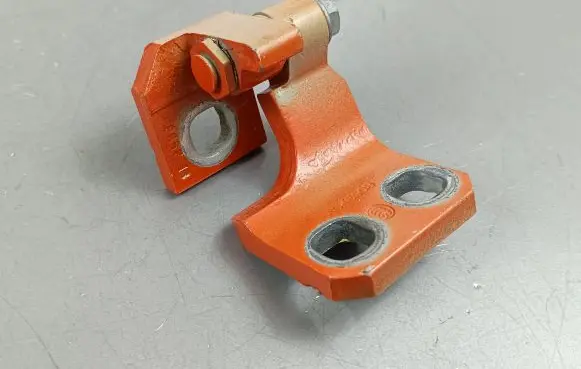Jeep Renegade Front door upper hinge