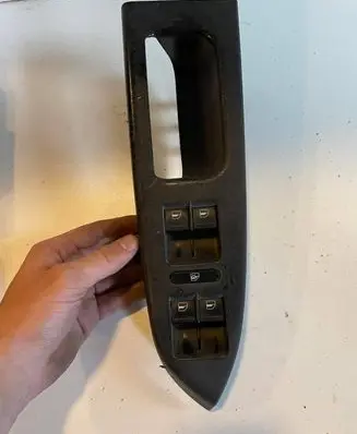 Volkswagen PASSAT B6 Front door window switch trim 111867371F