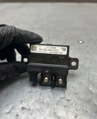 Mercedes-Benz B W246 W242 Charging relay A0009822023 1110029 19011300687