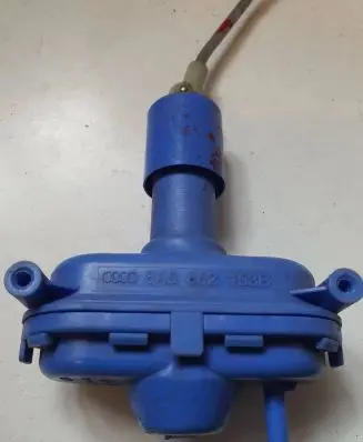 Audi 80 90 S2 B4 Central locking vacuum pump 8A5862153B