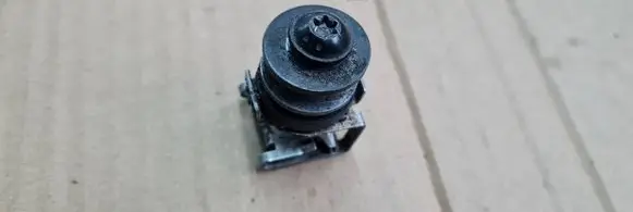Headlight/headlamp mounting bracket