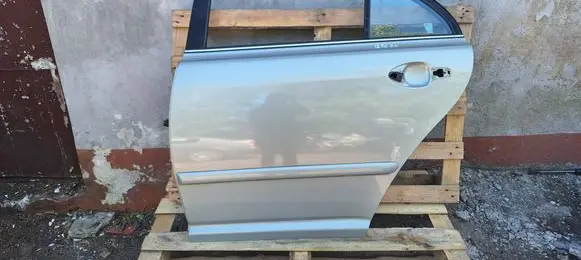 Toyota Avensis T250 Rear door