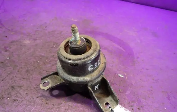 Engine mount vacuum valve