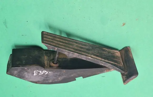 Accelerator throttle pedal