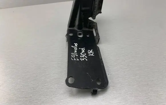 BMW 3 E90 E91 Radiator mount bracket 7117811 51647117811