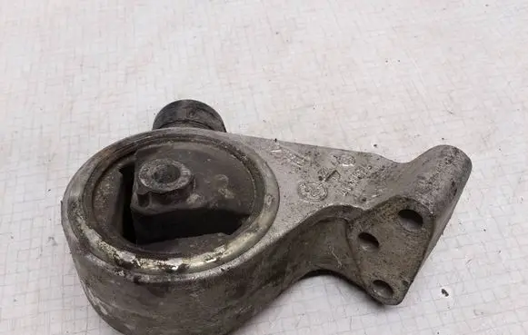 Mitsubishi Carisma Engine mount bracket 4618026