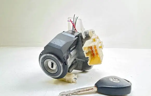 Toyota Avensis T270 Ignition lock 450200203