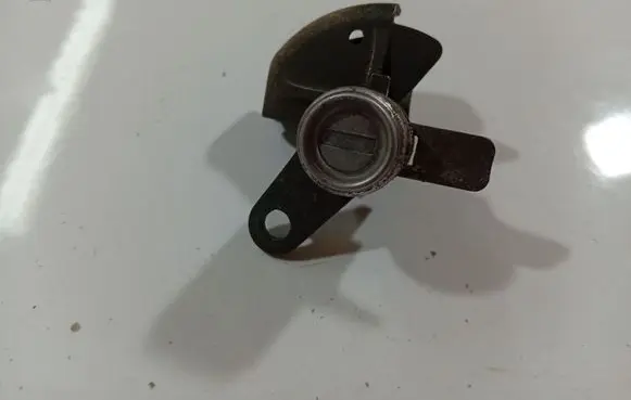 Hyundai Getz Front door lock (next to the handle) 