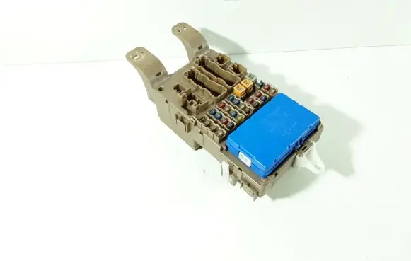 Toyota Corolla E120 E130 Fuse module 8264102040 MB2323008521