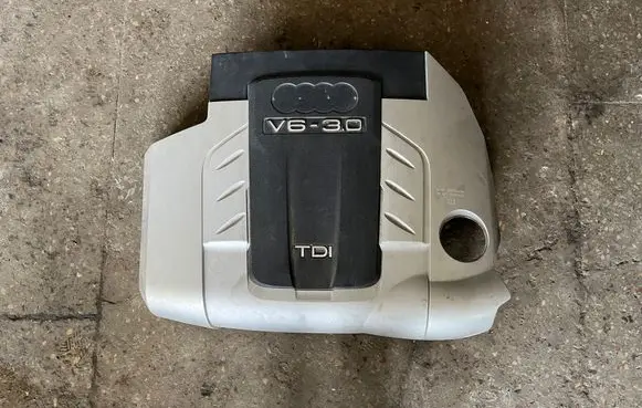 Audi Q7 4L Engine cover (trim)
