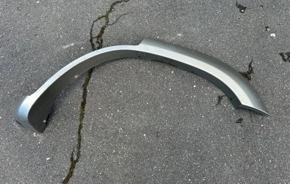Rear fender molding trim