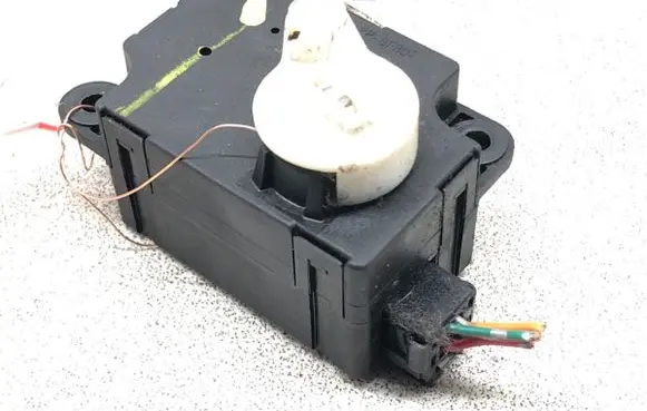 Nissan Tiida C11 Air flap motor/actuator 5037520970
