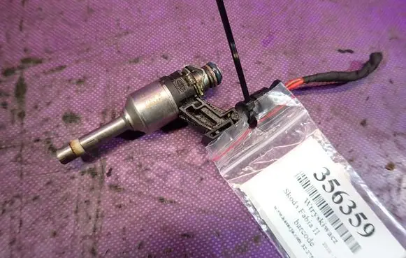 Skoda Fabia Mk2 (5J) Fuel injector 03f906036B