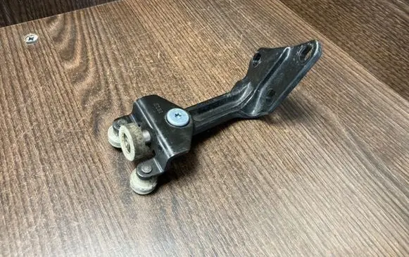 Mercedes-Benz Sprinter W906 Sliding door upper roller guide/hinge 9067600147