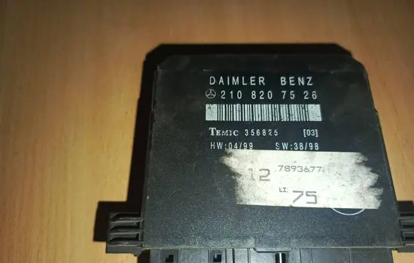 Mercedes-Benz E W210 Door control unit/module 2108207526 356825 7893677