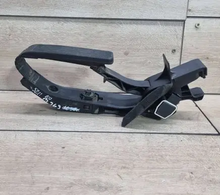 Mercedes-Benz E W211 Accelerator throttle pedal A2113000404