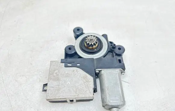 Ford C-MAX I Front door window regulator motor 7M5T14B533AD 5WK11582F 942411103