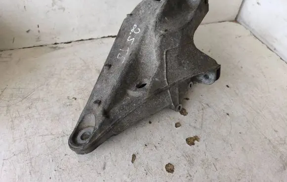 Volkswagen Transporter - Caravelle T5 Engine mounting bracket 7H0199370H 7H0199370B