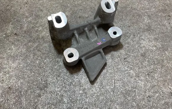 Citroen C4 III e-C4 Engine mounting bracket 9826364780