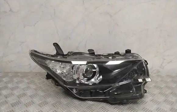 Toyota Auris E180 Headlight/headlamp 8111002K30
