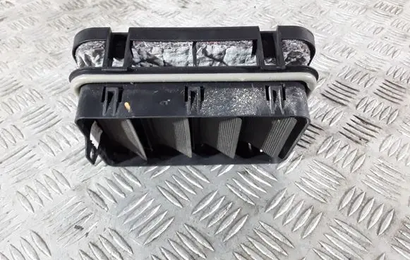 BMW X1 E84 Quarter panel pressure vent 64226905749