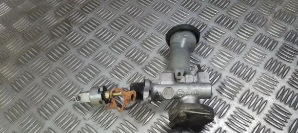 Toyota Land Cruiser (J100) Master brake cylinder