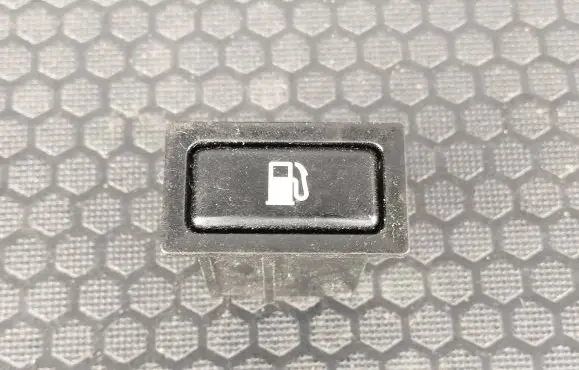 Toyota Avensis T250 Fuel tank opening switch 156775